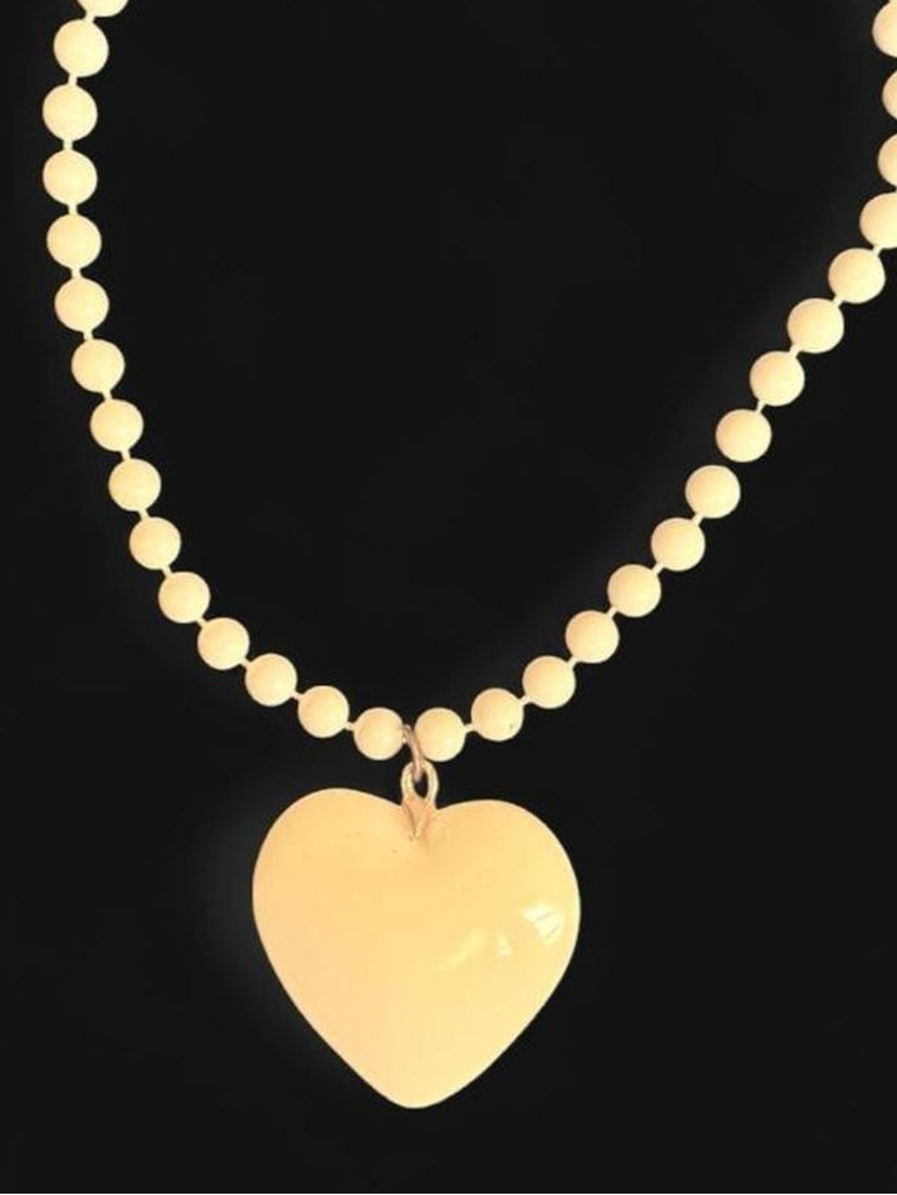 80s Cream Lucite Heart Pendant Bead Necklace